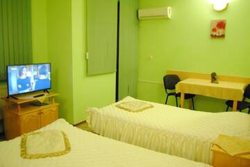 Фото номера Трехместный номер-студио с мини-кухней Отель Hotel Svishtov г. Свиштов 2