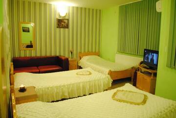 Фото номера Трехместный номер-студио с мини-кухней Отель Hotel Svishtov г. Свиштов 6